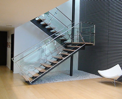 Imagen de una escalera hecha de acero inoxidable